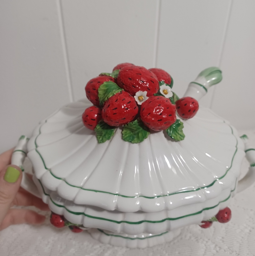 Italian Strawberry Tureen - Picture 4 of 13